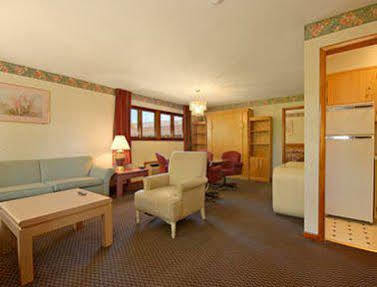 Hotel Ramada By Wyndham Flemington Exterior foto